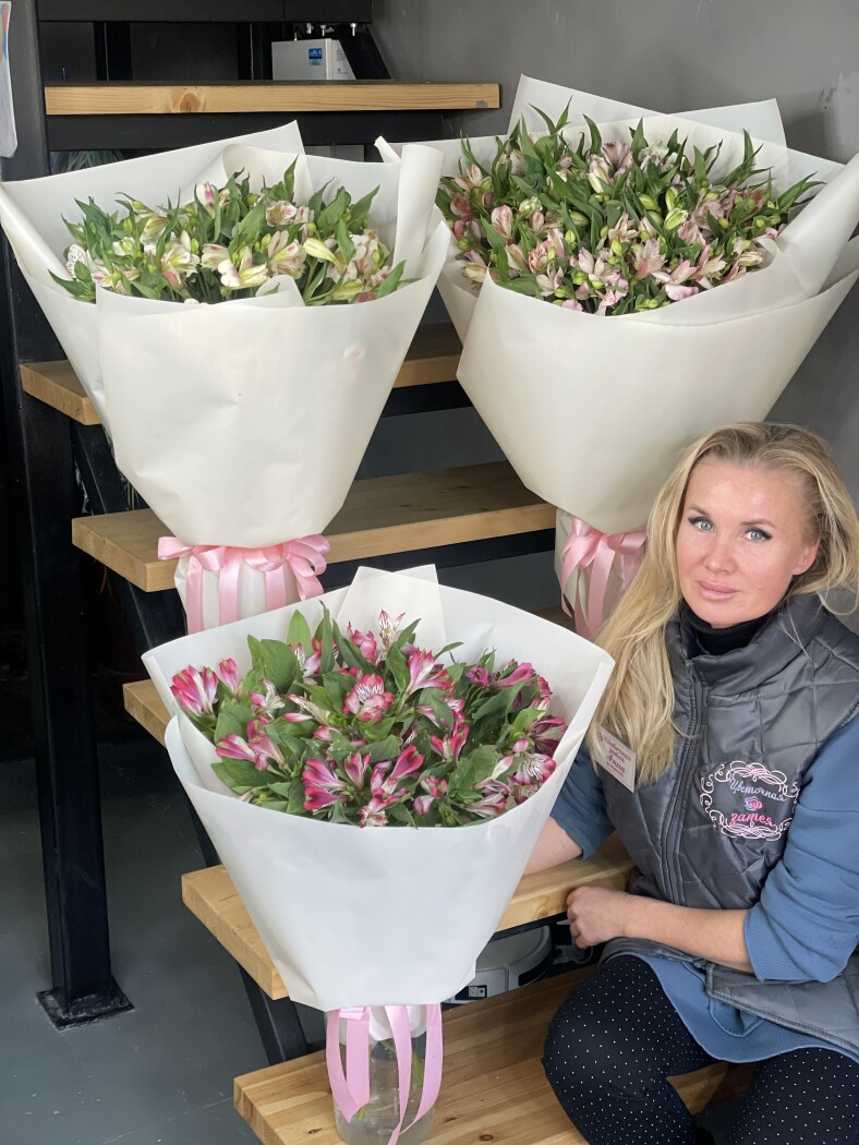 БУКЕТ из 15 веток альстромерий