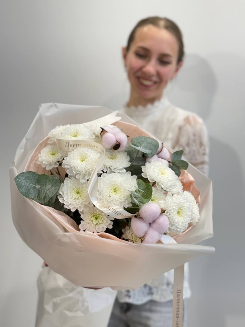 Букет из кустовых хризантем, хлопка и эвкалипта