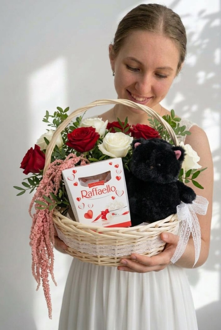 Корзина из цветов, конфет икотика