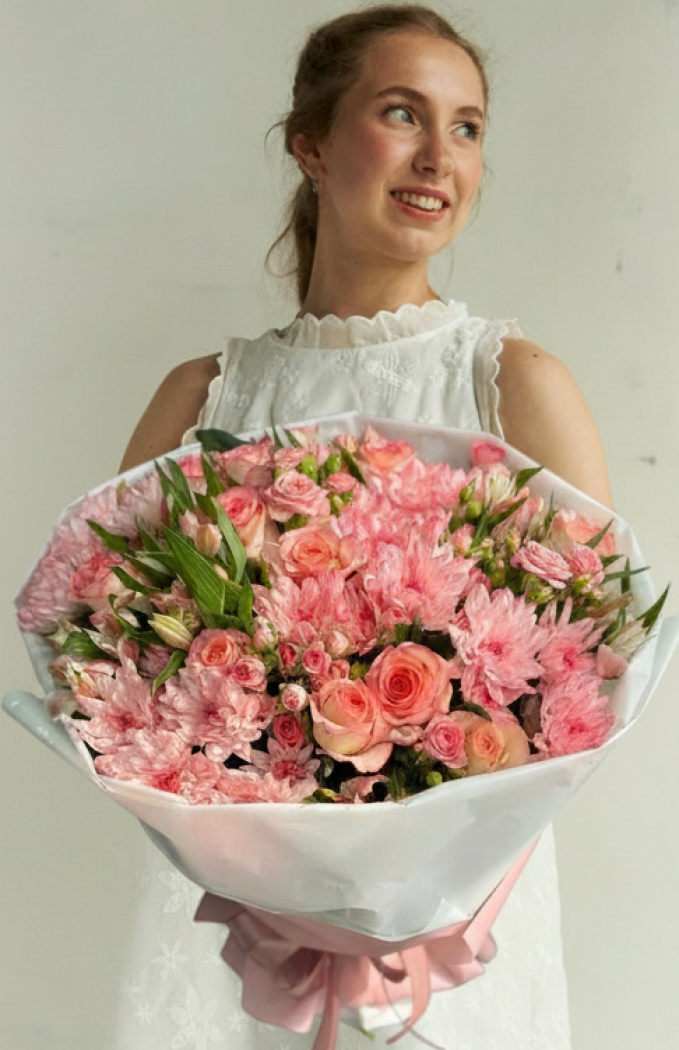 Букет из 15 роз, 5 веток кустовых хризантем и 10 веток альстром