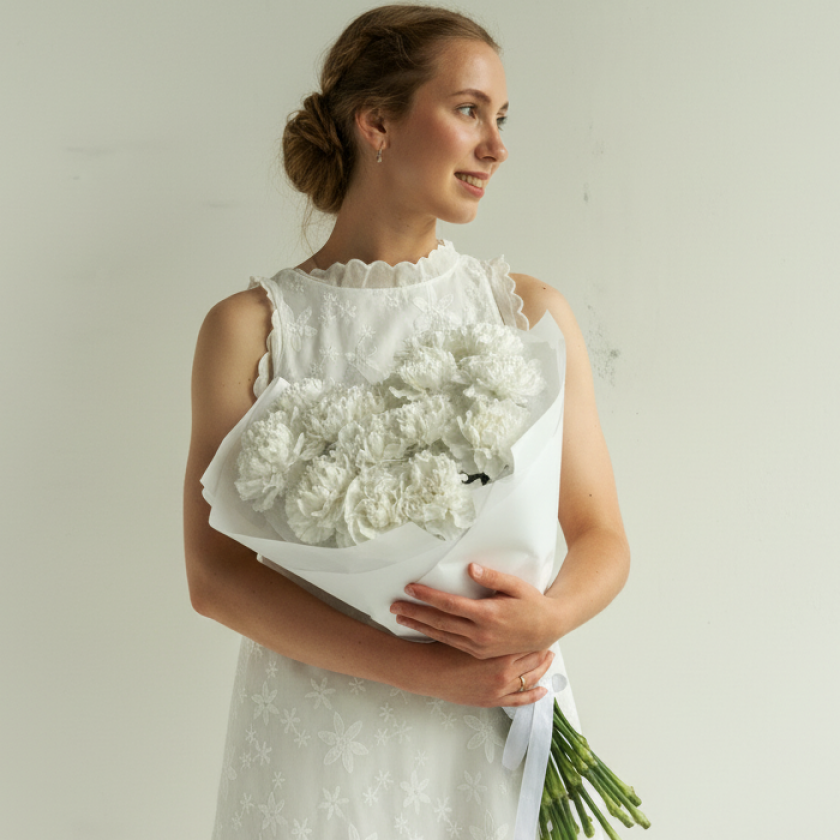 букет из 13 белых  диантусов