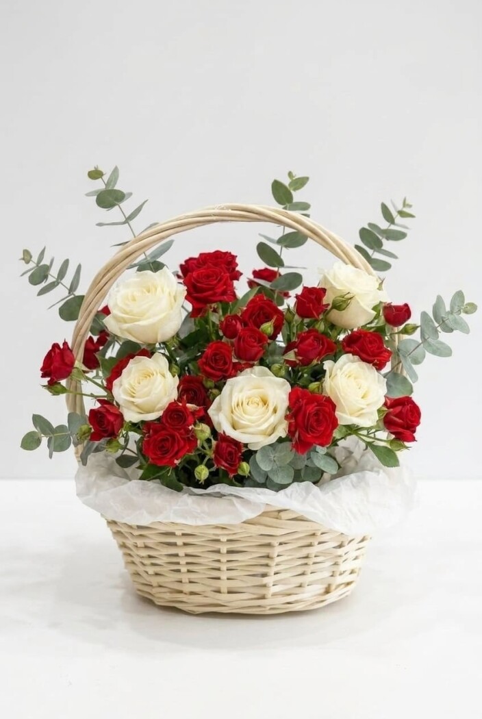 Корзина из роз эвкалипта