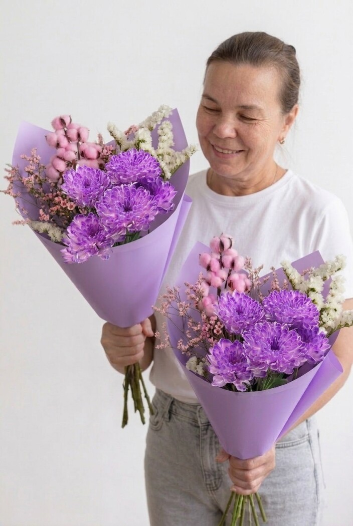 Сборный букет из сиреневых хризантем и хлопка