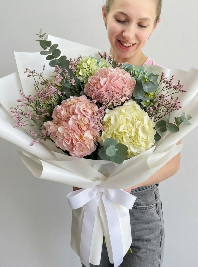 Букет из гортензий, эвкалипта 