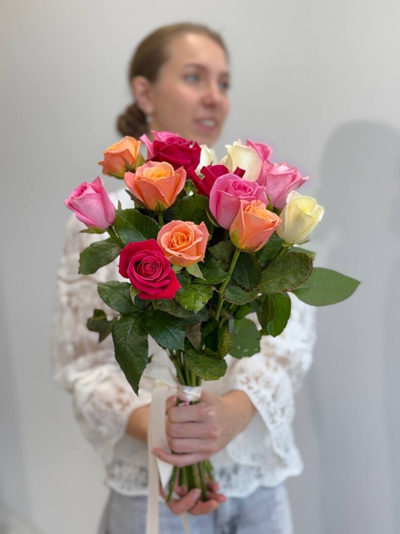 Букет из 15 роз микс на ленту